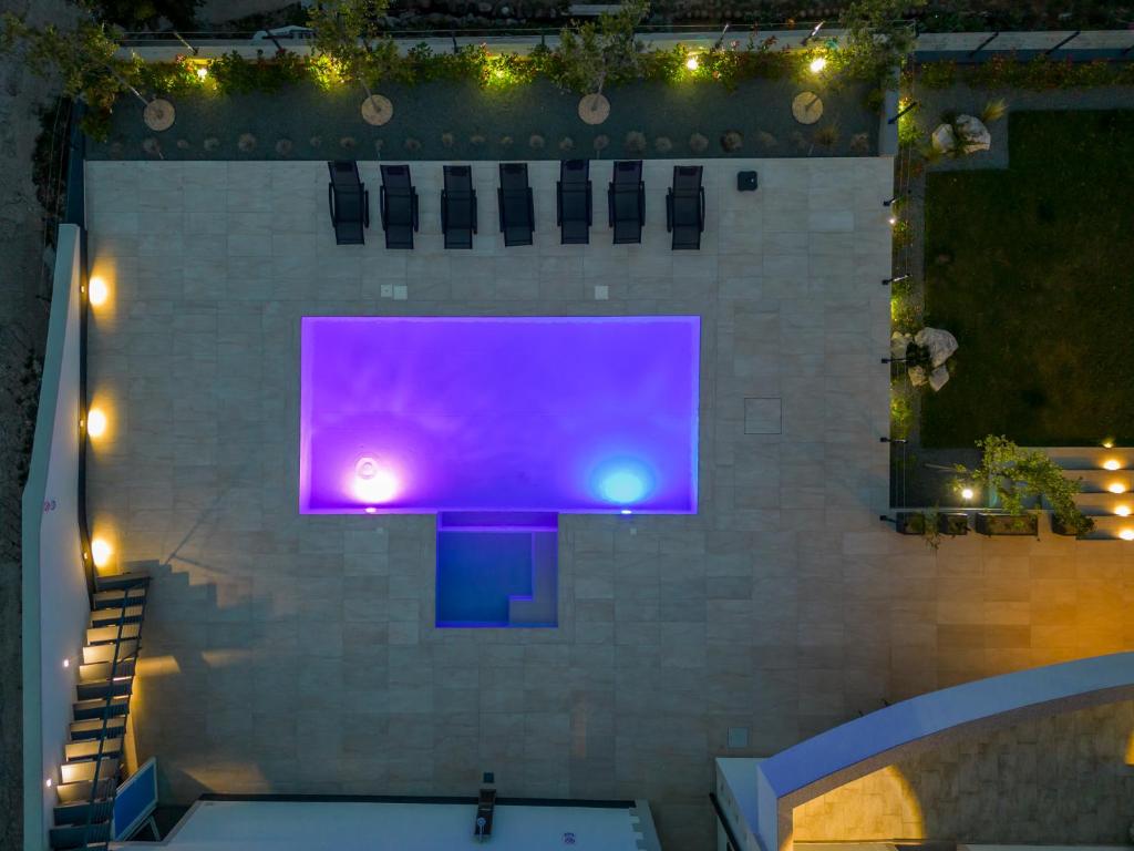 Widok na basen w obiekcie Villa Carrera with outdoor swiming pool near Opatija lub jego pobli&#x17C;u