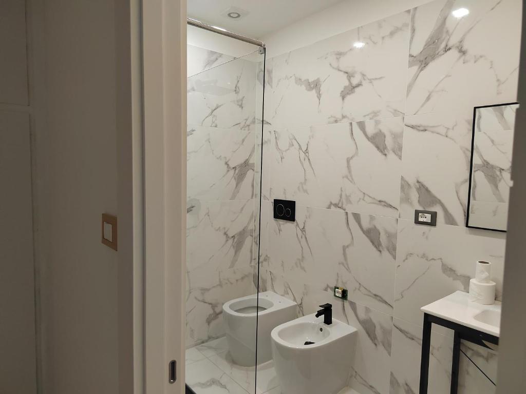 ボローニャにあるAmendola Apartmentのバスルーム(トイレ、洗面台、シャワー付)
