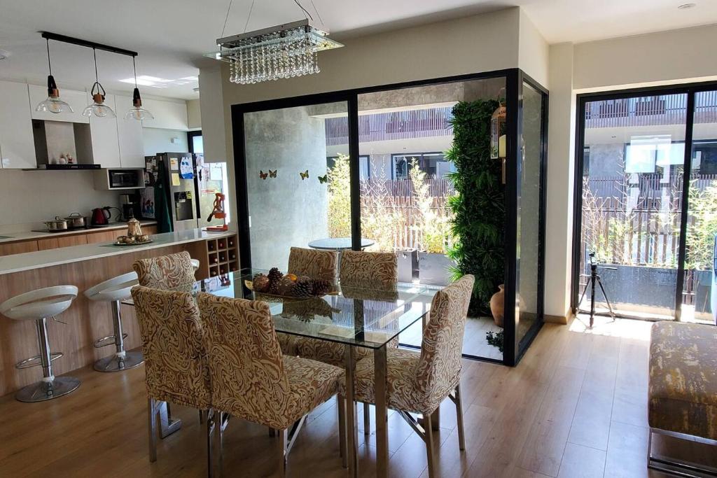 a dining room with a glass table and chairs at Modern apartment with concierge in Miraflores in Lima