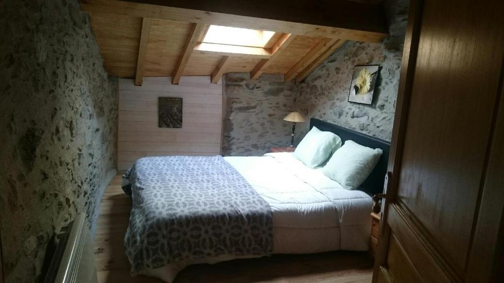 um quarto com uma cama num quarto em La grange à Goulier em Goulier-et-Olbier