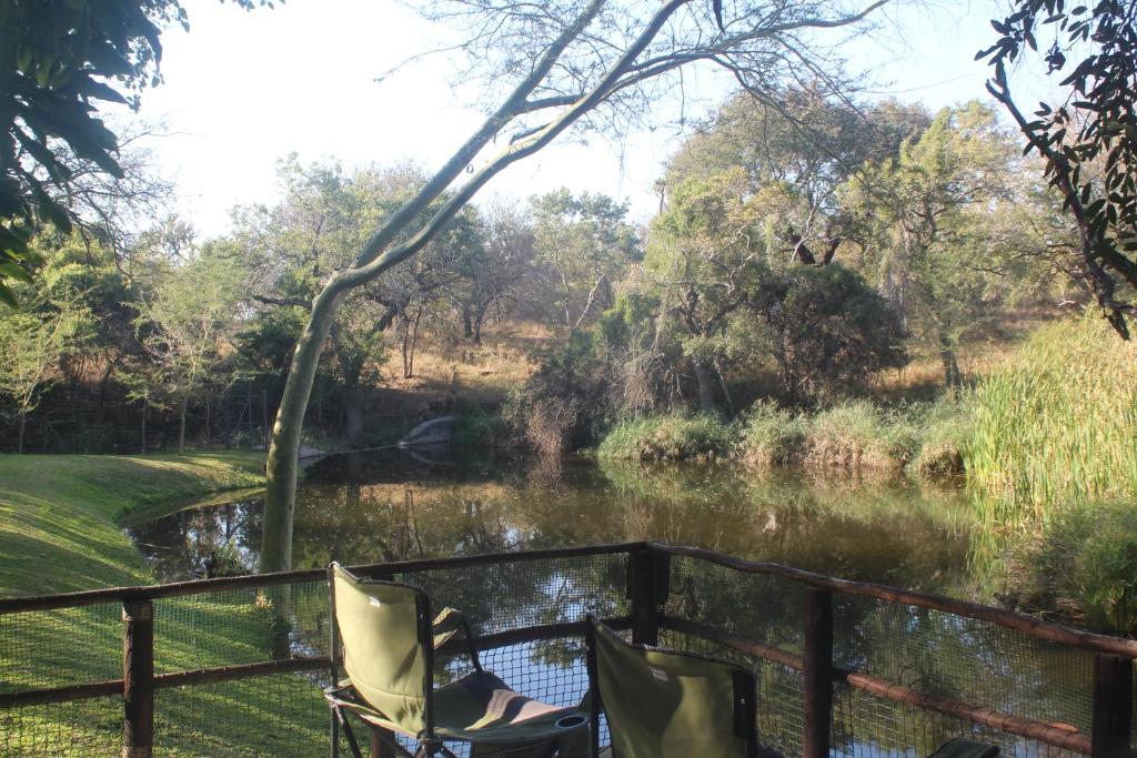 um par de cadeiras sentadas ao lado de um rio em Kadima Safari Lodge em Hoedspruit