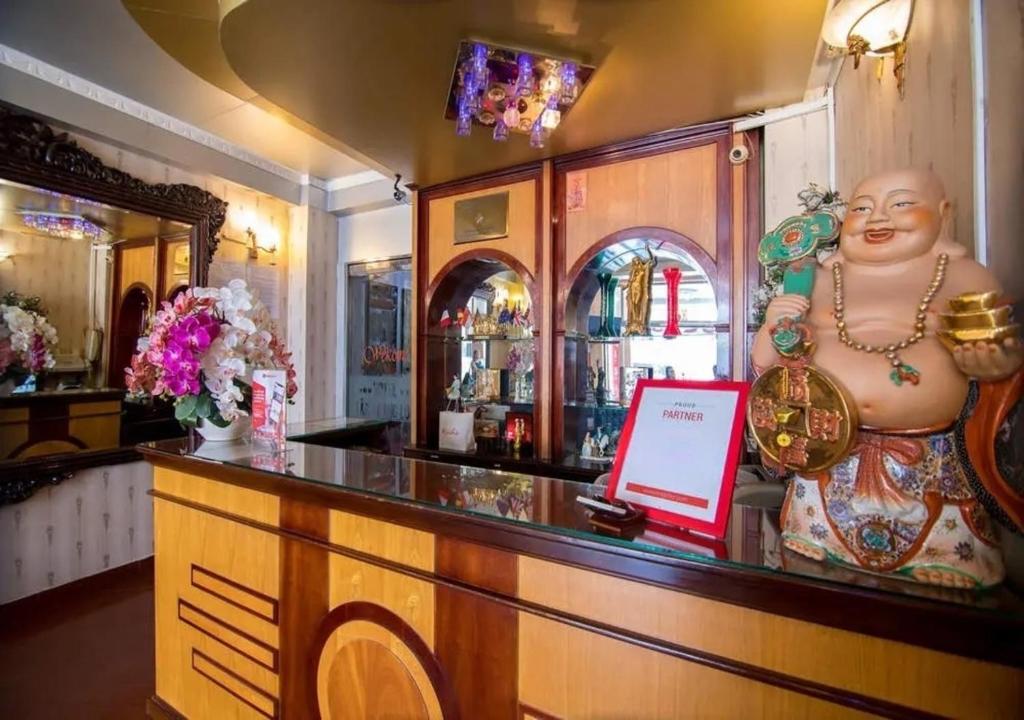 uma estátua de uma mulher parada num bar em Tan Hoang Long Hotel em Cidade de Ho Chi Minh