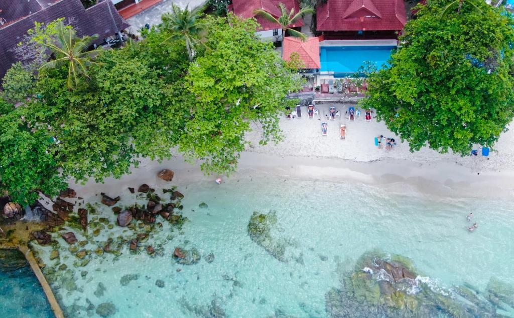 Bazén v ubytování Bhundhari Chaweng Beach Resort Koh Samui - SHA Plus nebo v jeho okolí