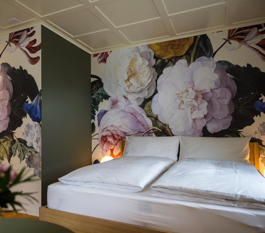 Postel nebo postele na pokoji v ubytování FLÜHLI Hotel Kurhaus