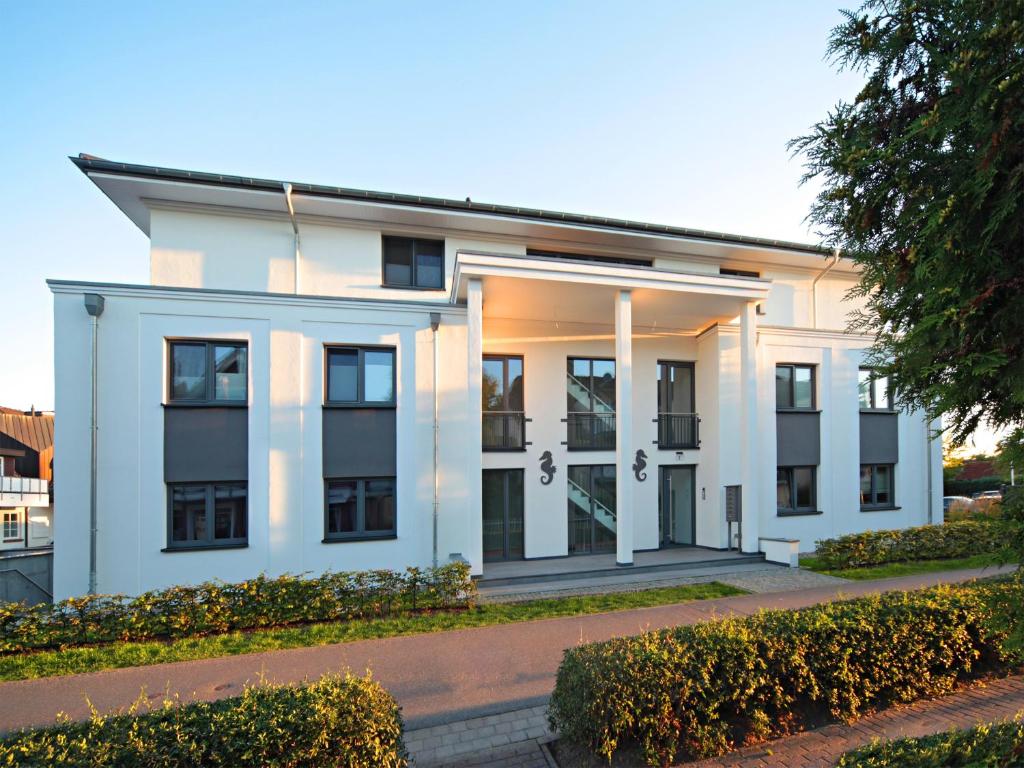 a white building with a lot of windows at Suite Salzluft mit Sauna in Zingst