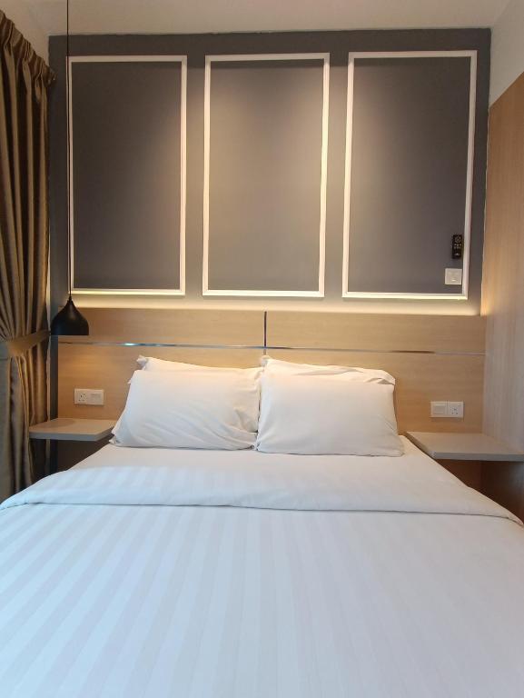 Postel nebo postele na pokoji v ubytování CL 27A Insta KLCC View & Infinity Pool View