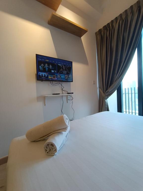 Postel nebo postele na pokoji v ubytování CL 27A Insta KLCC View & Infinity Pool View