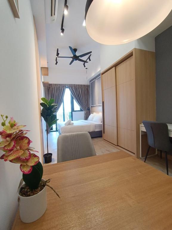 Postel nebo postele na pokoji v ubytování CL 27A Insta KLCC View & Infinity Pool View