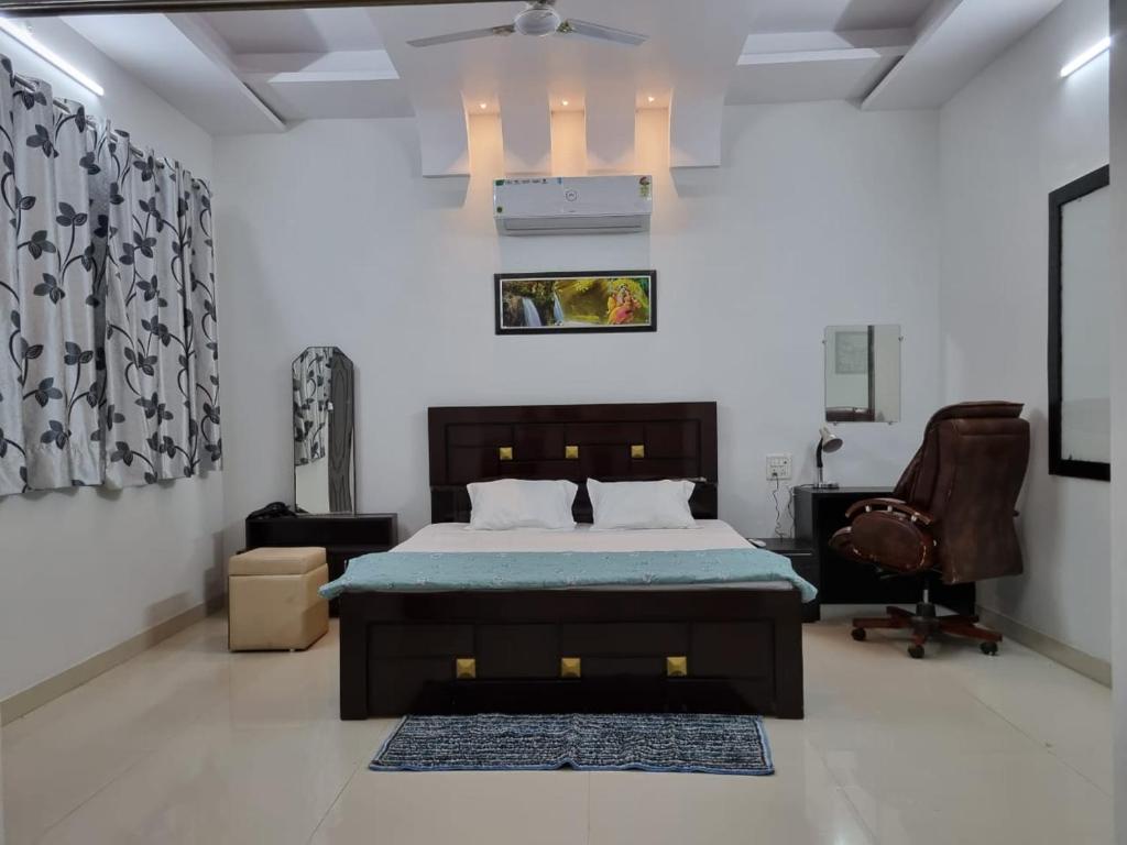 Кровать или кровати в номере Leela Homestay Jabalpur - Lily - 2 BHK Luxury appartment