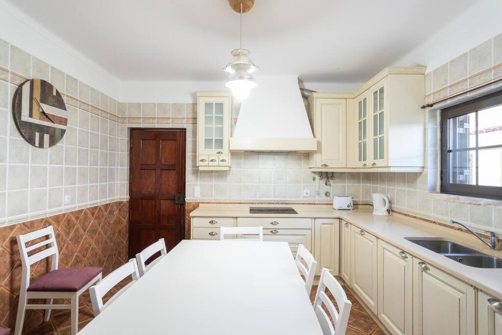 Kuchyň nebo kuchyňský kout v ubytování Aroeira Sunny Villa
