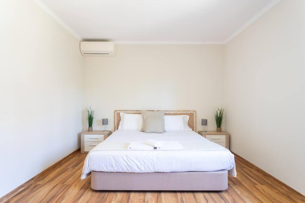 Postel nebo postele na pokoji v ubytování Aroeira Sunny Villa