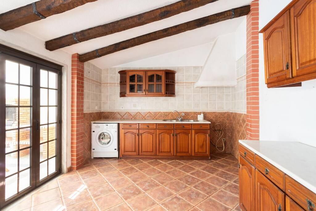 Kuchyň nebo kuchyňský kout v ubytování Aroeira Sunny Villa