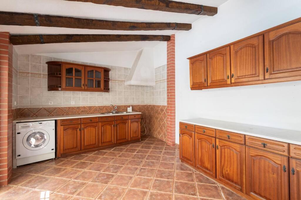Kuchyň nebo kuchyňský kout v ubytování Aroeira Sunny Villa