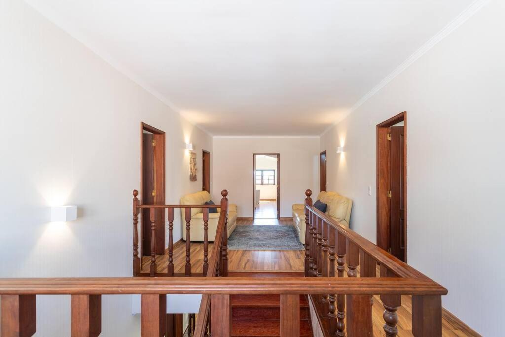 Postel nebo postele na pokoji v ubytování Aroeira Sunny Villa