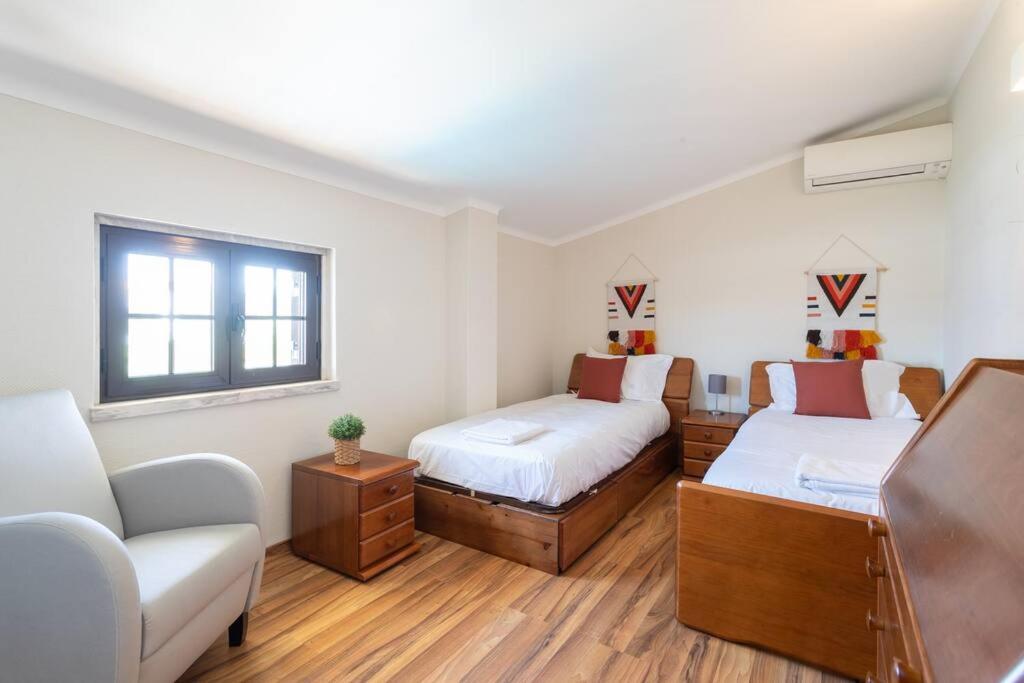 Postel nebo postele na pokoji v ubytování Aroeira Sunny Villa