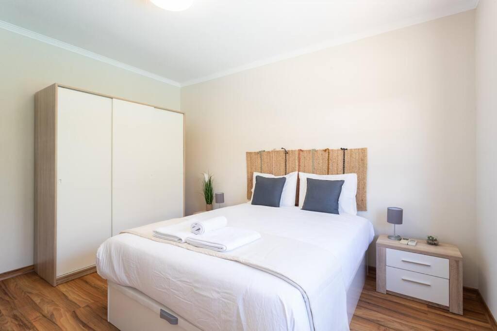 Postel nebo postele na pokoji v ubytování Aroeira Sunny Villa