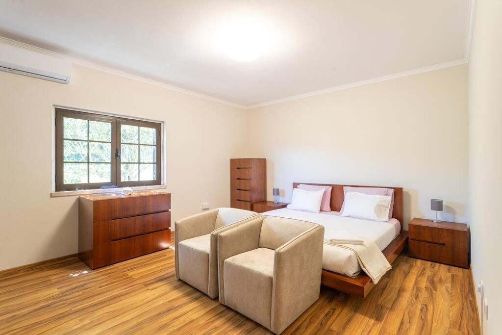 Postel nebo postele na pokoji v ubytování Aroeira Sunny Villa