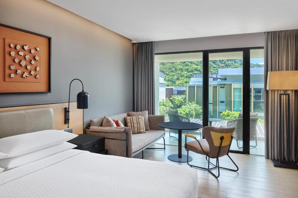 Ein Bett oder Betten in einem Zimmer der Unterkunft Four Points by Sheraton Phuket Patong Beach Resort