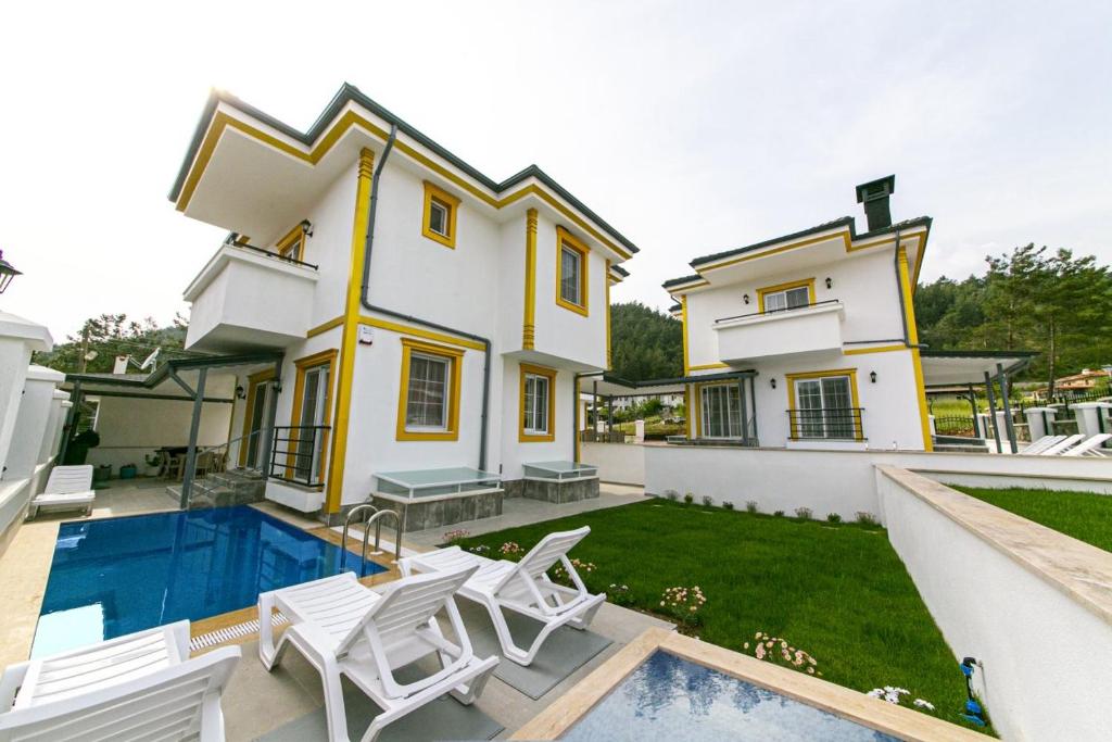 Bazén v ubytování Turkuaz Villa nebo v jeho okolí