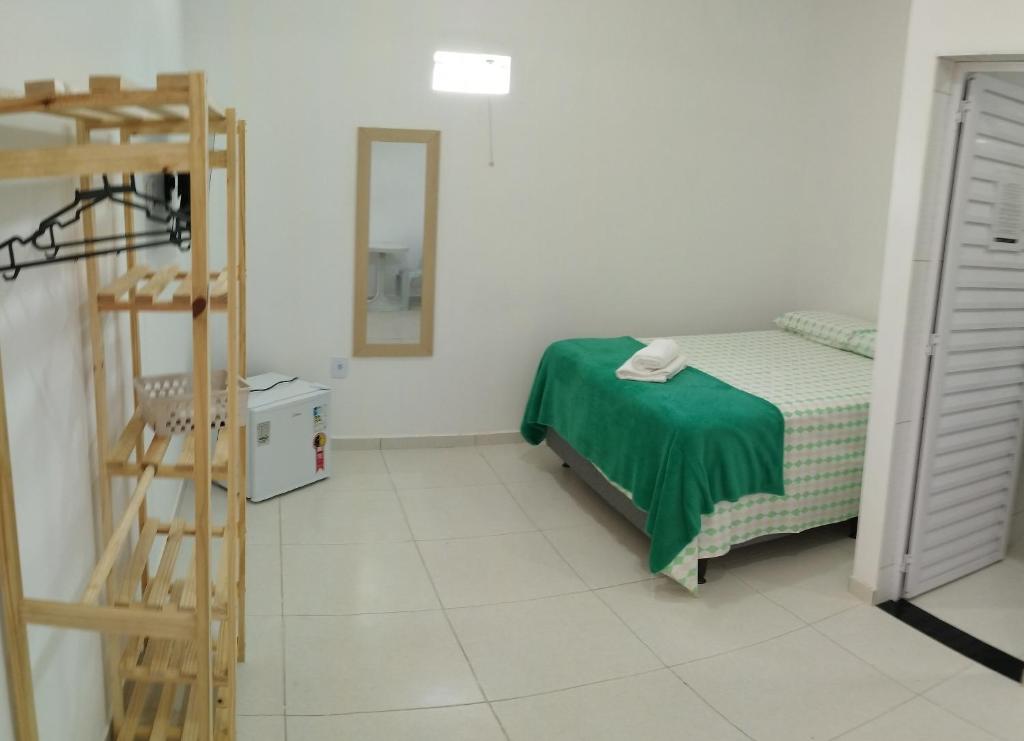 Habitación pequeña con cama y escalera en pousada beira mar suites São Bento, en Maragogi