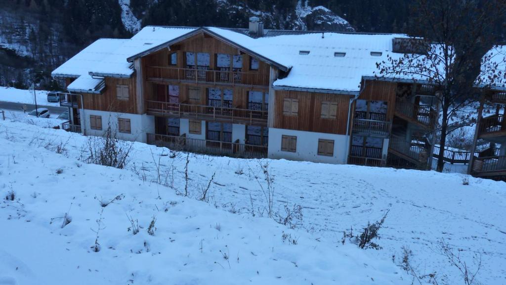 a building on a hill with snow on it at Orelle 3 Vallées - 2 pièces 5 personnes in Orelle