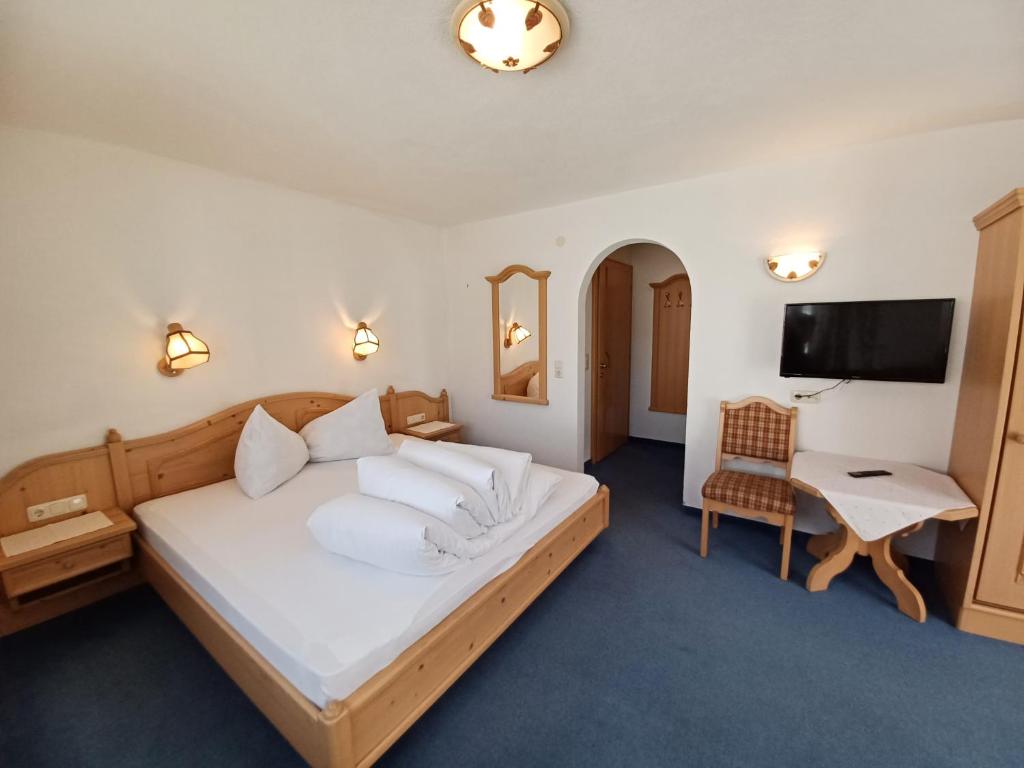 ザンクト・アントン・アム・アールベルクにあるGsörhofのベッドルーム(大きな白いベッド1台、テレビ付)