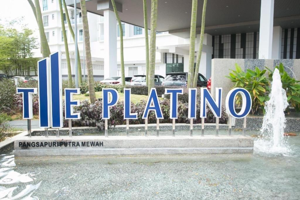 um sinal em frente a um edifício com uma fonte em Paradigm Mall Platino Apartment 2BR 2FREE By Natol em Johor Bahru