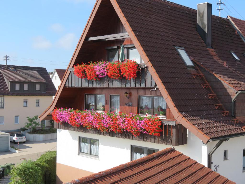 une maison avec des boîtes de fleurs sur le balcon dans l'établissement Ferienwohnung Nadine, à Calw