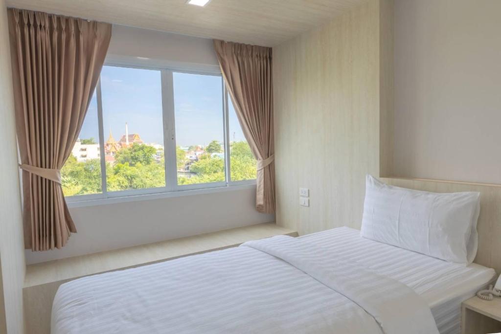 Postel nebo postele na pokoji v ubytování Sananwan Hometel