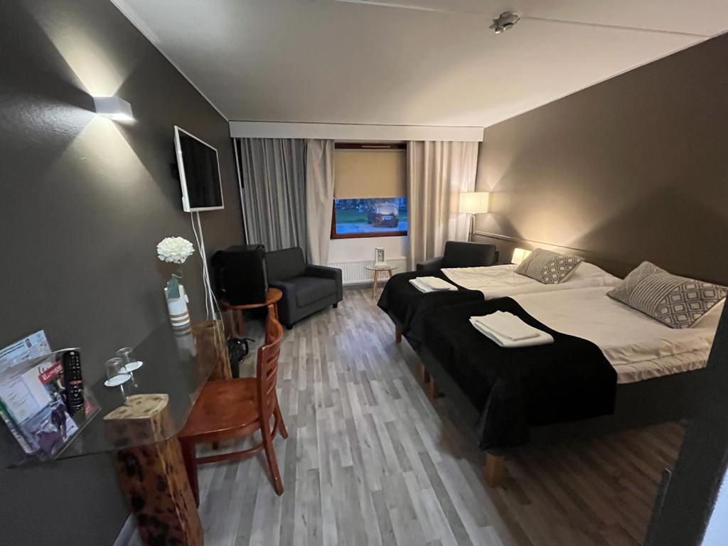 薩斯塔瑪拉的住宿－Studio Elli 24，酒店客房设有床和客厅。