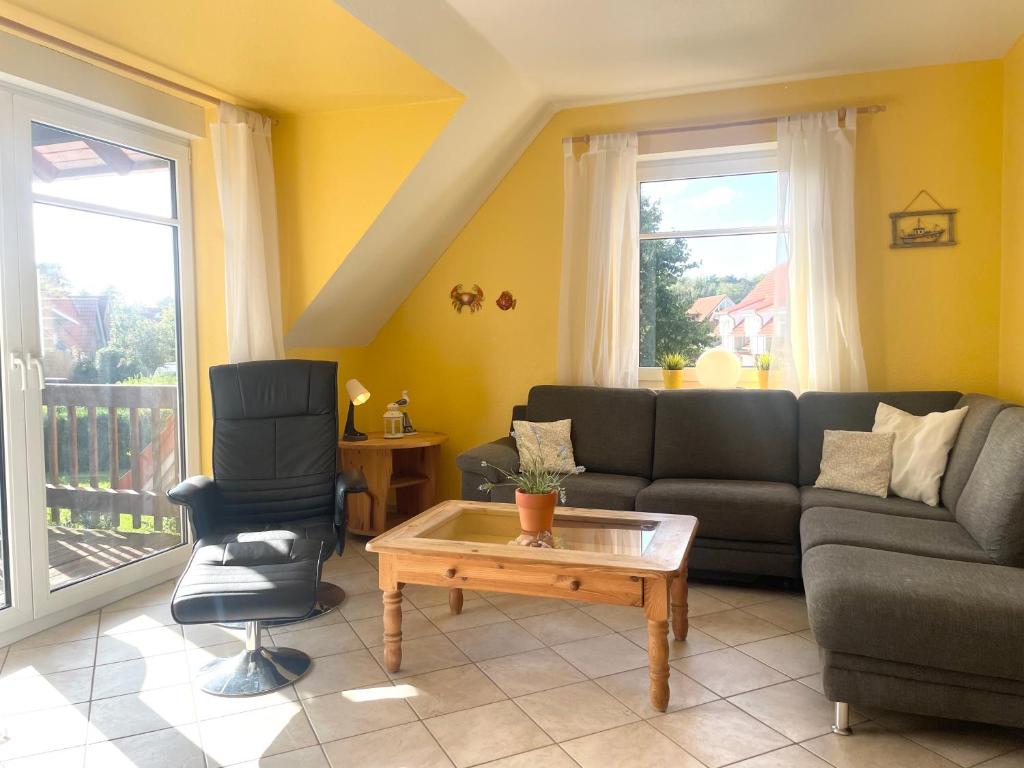 ein Wohnzimmer mit einem Sofa und einem Couchtisch in der Unterkunft Ferienwohnung Hamburger Straße 7OG in Cuxhaven in Cuxhaven