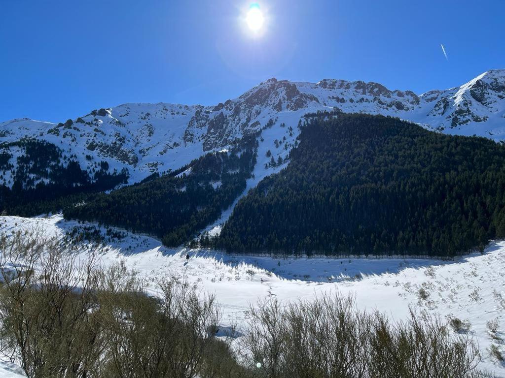 una montaña cubierta de nieve con un lago en el primer plano en "CHALET A ESTRENAR" MIRADOR DE LA VENTOSA-Potes, en Ojedo