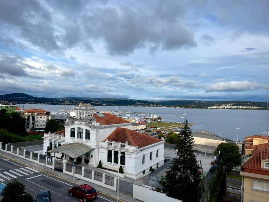 Blick auf die Stadt und einen Wasserkörper in der Unterkunft Apartamento con vistas Sada (saudade) in Sada