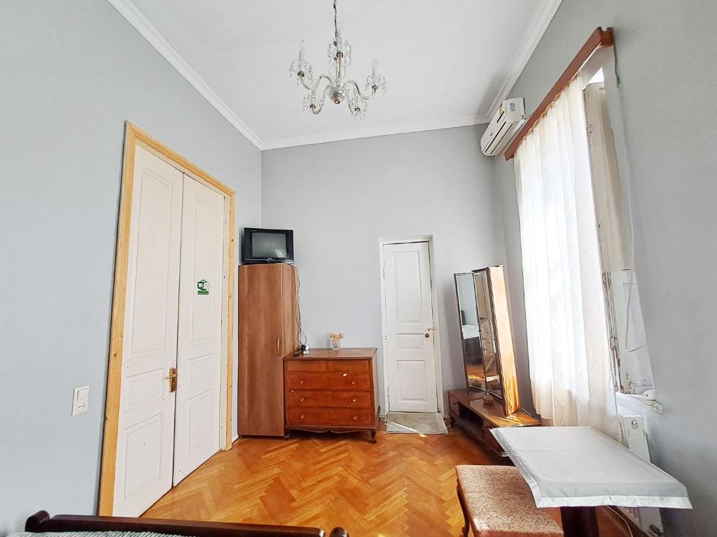 TV a/nebo společenská místnost v ubytování Guest House Tall Rooms