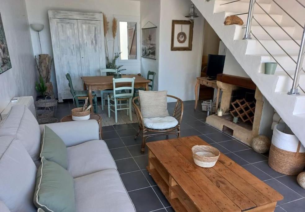 un salon avec un canapé et une table dans l'établissement Maison 3 chambres vue Mer, à Grosseto-Prugna