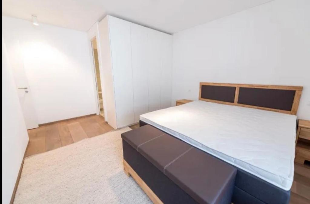 um pequeno quarto com uma cama e um closet em Luxorius living in the heart of St. Moritz Dorf em Celerina