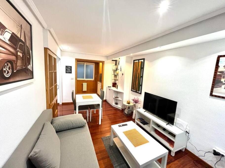 un soggiorno con un divano e una TV di Curros Enríquez MR a Ourense