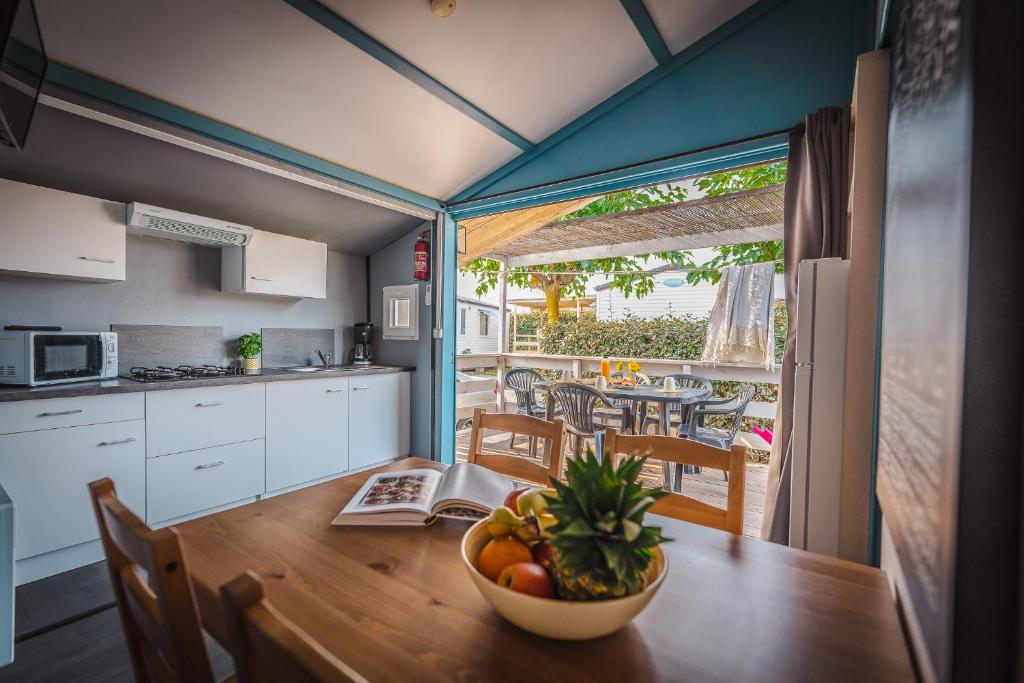 Kuchyň nebo kuchyňský kout v ubytování Camping le Roucan West