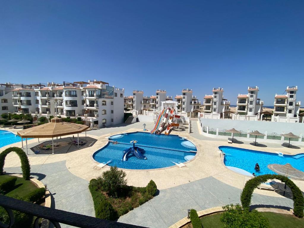 Bazén v ubytování Sharm Hills Aqua park Resort شرم هيلز اكوا بارك ريزورت nebo v jeho okolí