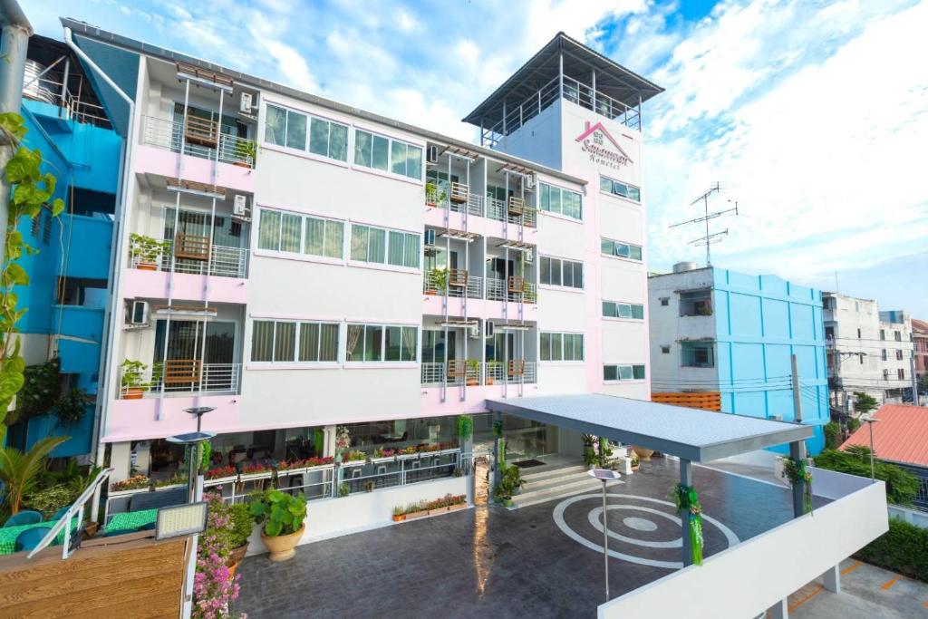 an overhead view of a white building with a parking lot at Sananwan Hometel in Ban Bang Phli Yai