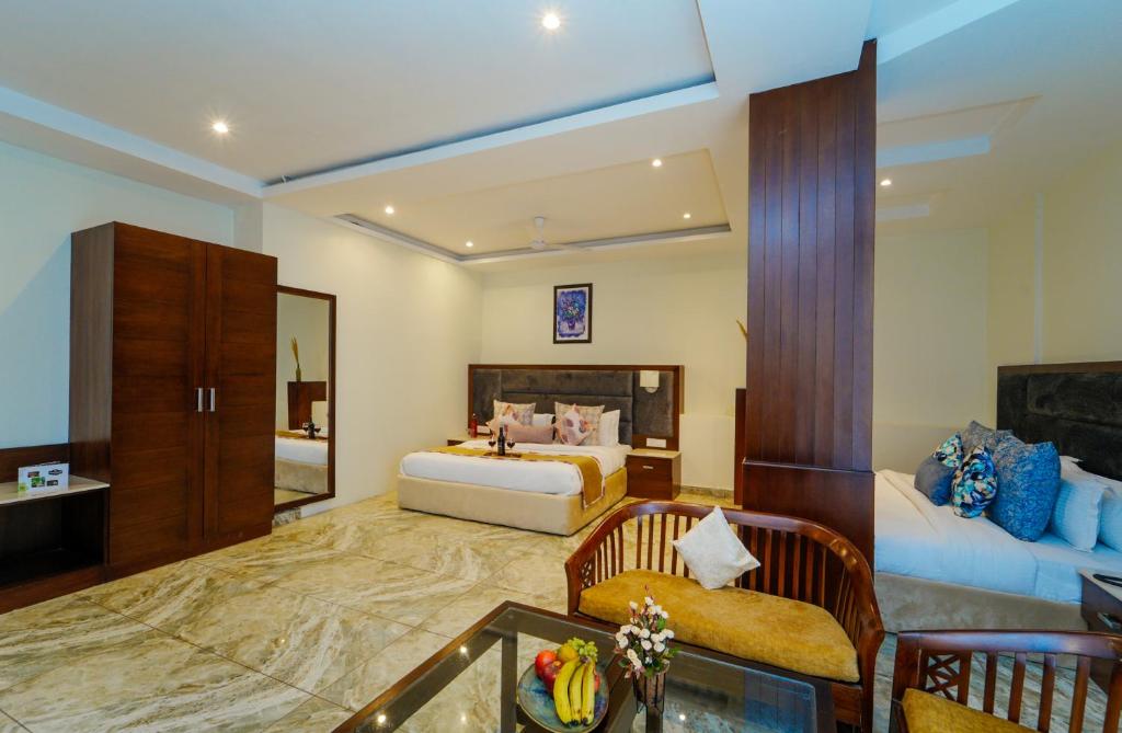 1 dormitorio con 1 cama y sala de estar en Hotel Montrose Kasauli !! Balcony Rooms !! Terrace !! Restaurant !! Spa, en Kasauli