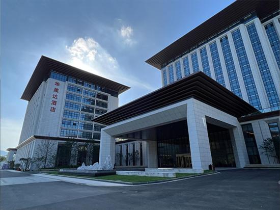 um grande edifício de escritórios com um grande edifício em Ramada by Wyndham Taizhou West em Taizhou