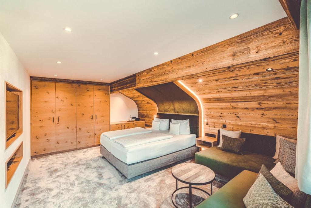 Postel nebo postele na pokoji v ubytování Hotel Alpenkönig