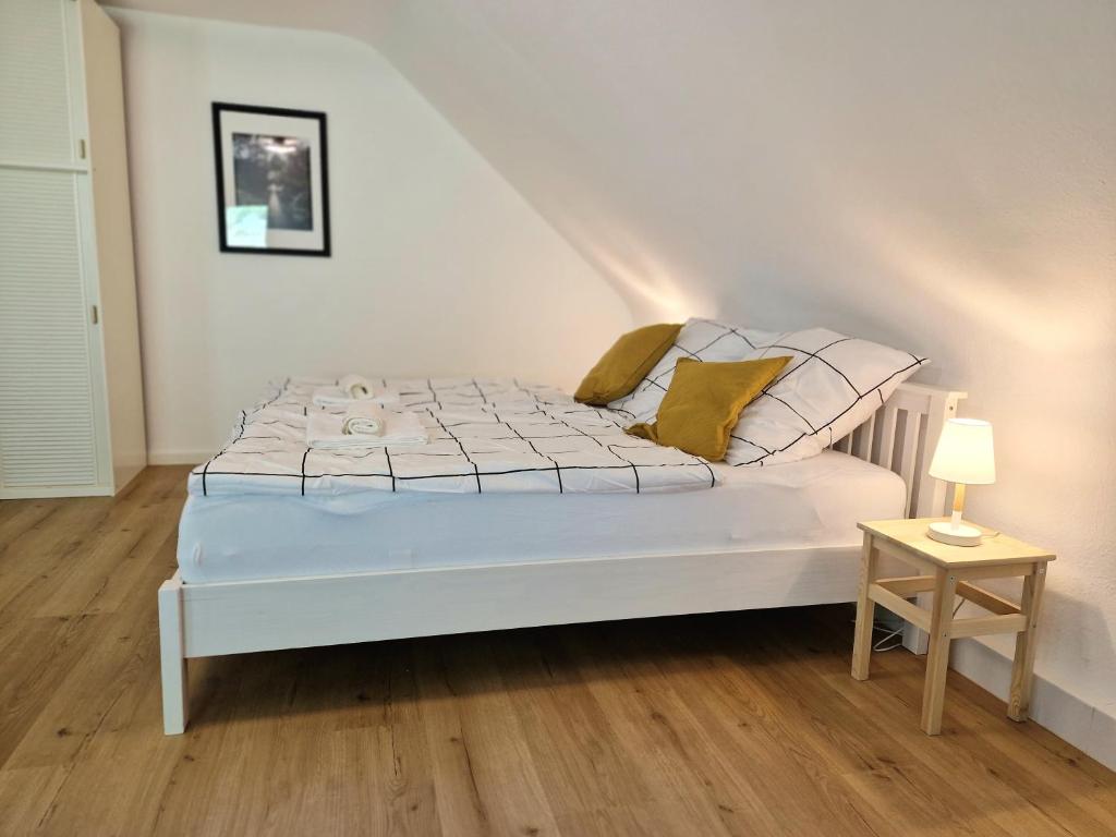 Un pat sau paturi într-o cameră la Ferienwohnung Zur frischen Quelle