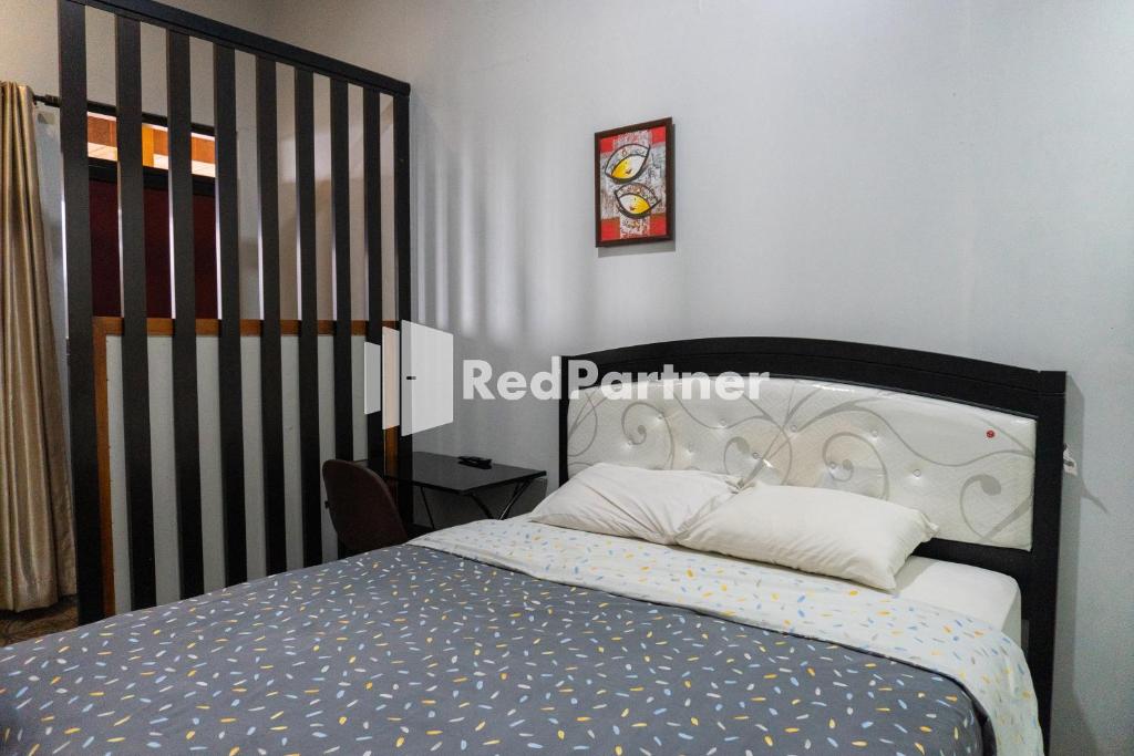 Postel nebo postele na pokoji v ubytování Javenir Hotel Tawangmangu Mitra RedDoorz