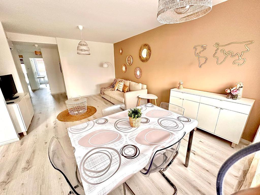 a living room with a table and a couch at Brise de Thau in Balaruc-les-Bains