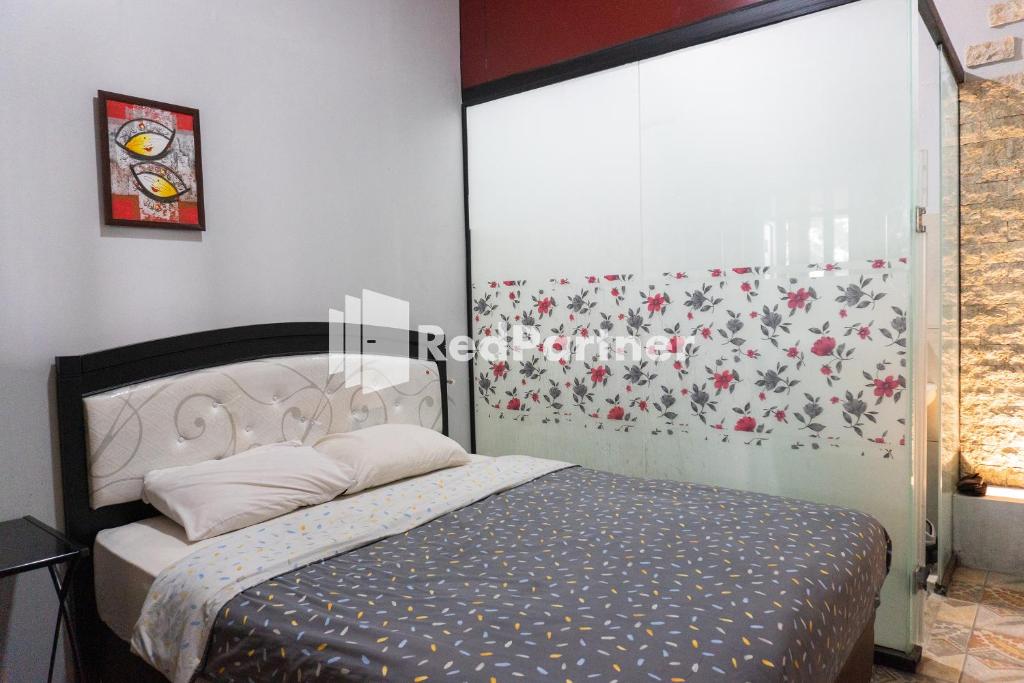 Postel nebo postele na pokoji v ubytování Javenir Hotel Tawangmangu Mitra RedDoorz
