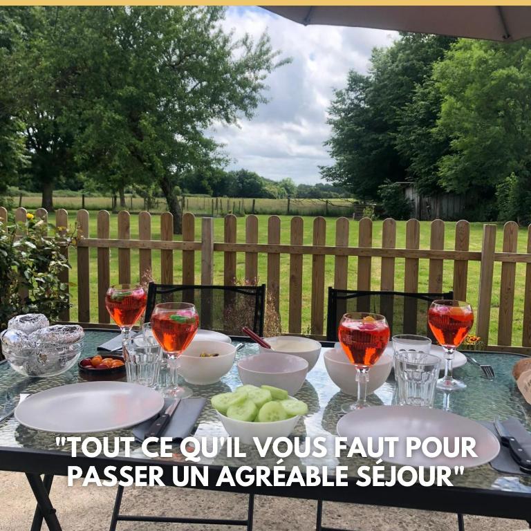 - une table avec des bols et des verres à vin dans l'établissement Grand Gite ideal pour famille 10 personnes, à Criquiers