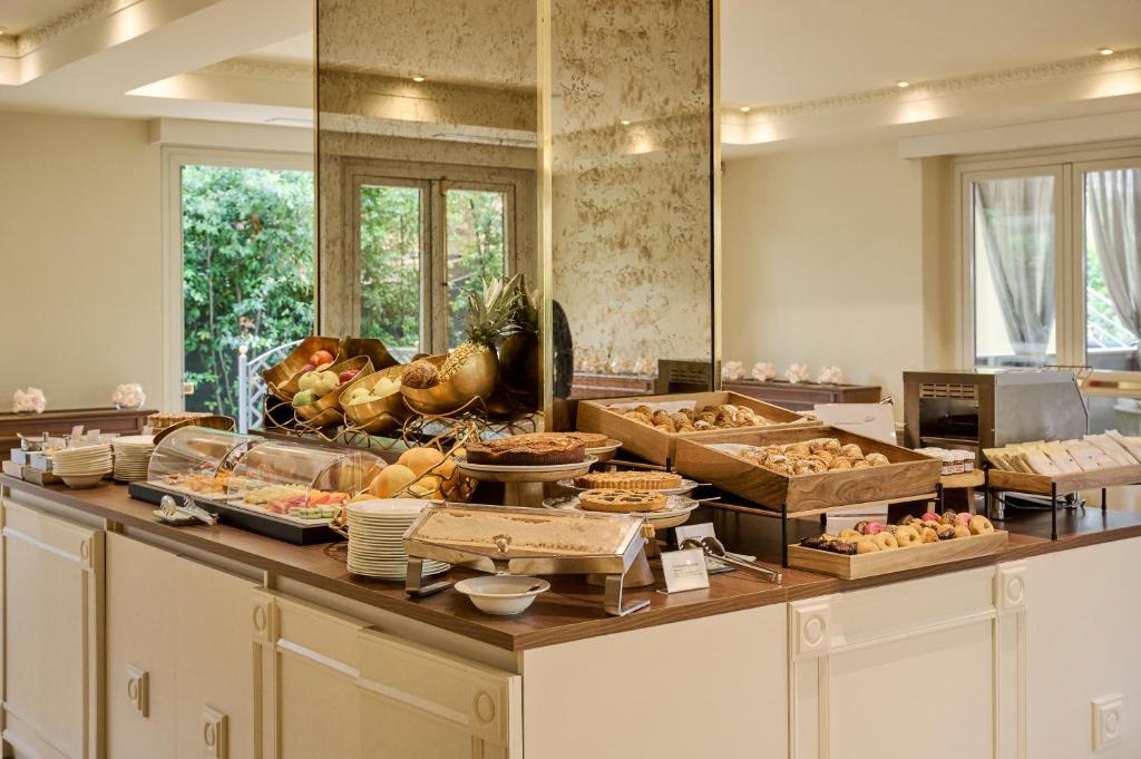 a buffet line with many different types of food at Grand Hotel Imperiale in Forte dei Marmi