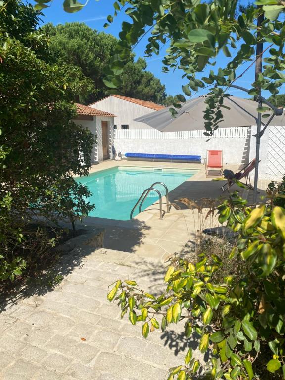 Bazén v ubytování Magnifique villa avec piscine à La Palmyre nebo v jeho okolí